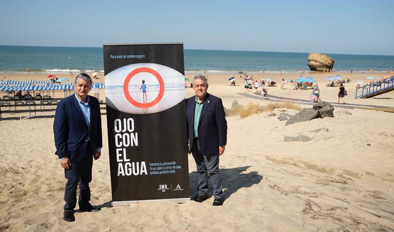 El consejero de la Presidencia, Antonio Sanz, junto al alcalde de Almonte, Francisco Bella, durante la presentación de la nueva campaña de la Agencia de Emergencia de Andalucía (EMA) para prevenir ahogamientos y accidentes en el medio acuático este verano.