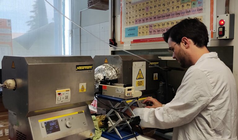 Investigador en un laboratorio de ingeniería química.