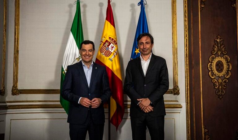 El presidente de la Junta de Andalucía, Juanma Moreno, recibe en el Palacio de San Telmo al presidente de Microsoft España, Francisco Salcedo.