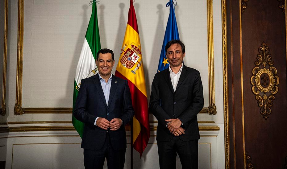 El presidente de la Junta de Andalucía, Juanma Moreno, recibe en el Palacio de San Telmo al presidente de Microsoft España, Francisco Salcedo.