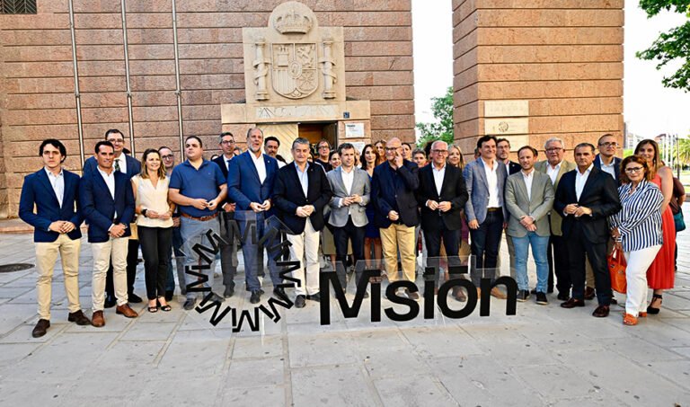 Antonio Sanz, consejero de la Presidencia, acompañado por el resto de autoridades, en el acto de inauguración del centro de emprendimiento digital de la capital jiennense.