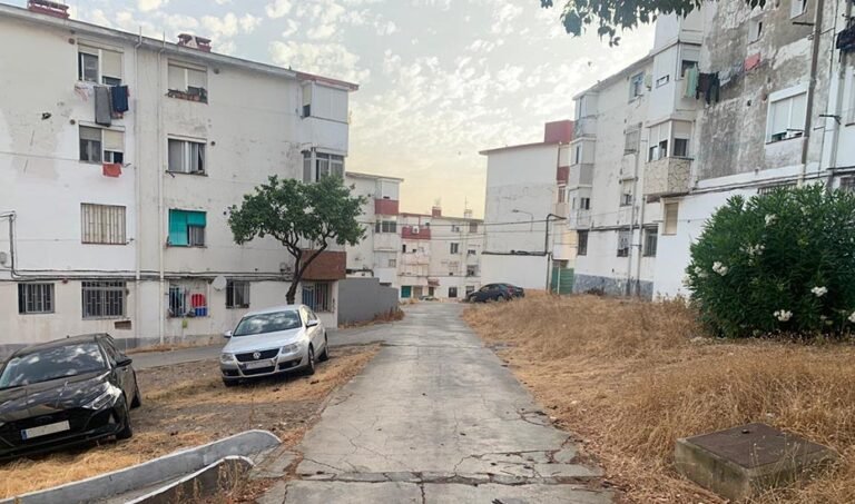 Una de las calles de la barriada de La Piñera en Algeciras que va a ser reurbanizada por a Junta.