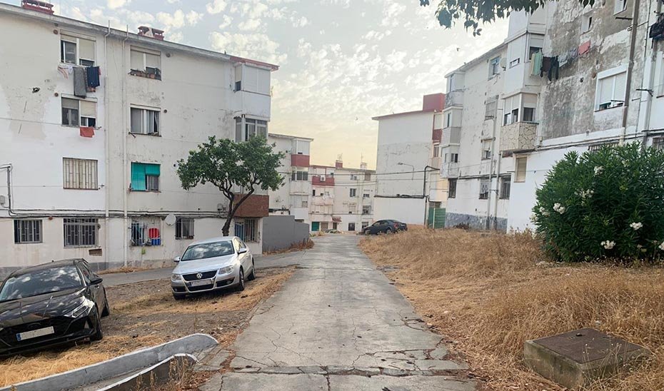 Una de las calles de la barriada de La Piñera en Algeciras que va a ser reurbanizada por a Junta.