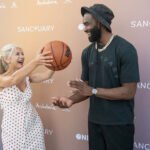 La consejera de Cultura y Deporte, Patricia del Pozo, junto a Jaylen Brown, jugador de los Boston Celtics.
