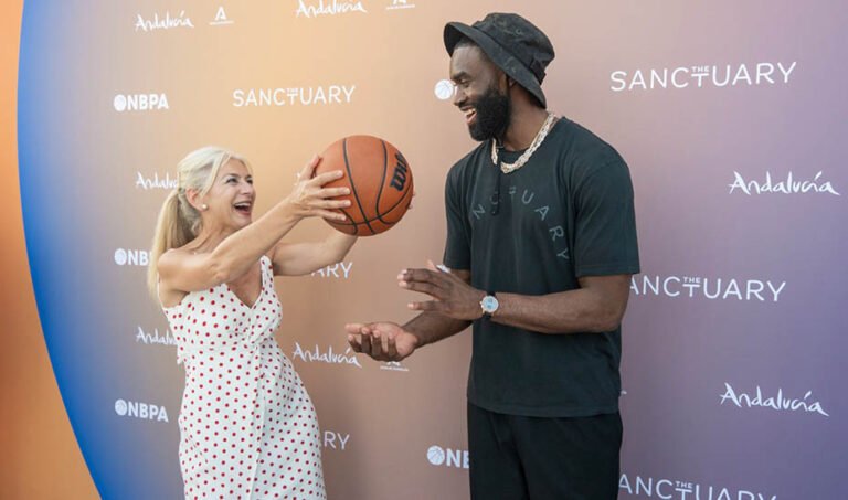 La consejera de Cultura y Deporte, Patricia del Pozo, junto a Jaylen Brown, jugador de los Boston Celtics.