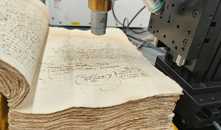 Un protocolo notarial del siglo XVI es sometido a análisis con el espectrofotómetro Raman.