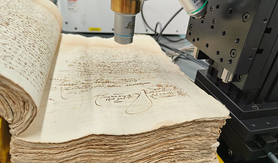 Un protocolo notarial del siglo XVI es sometido a análisis con el espectrofotómetro Raman.