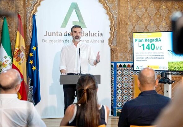 El consejero de Agricultura, Pesca, Agua y Desarrollo Rural, Ramón Fernández-Pacheco, durante la presentación en Almería del nuevo Plan de Modernización del Regadío de Andalucía (Plan RegadíA).