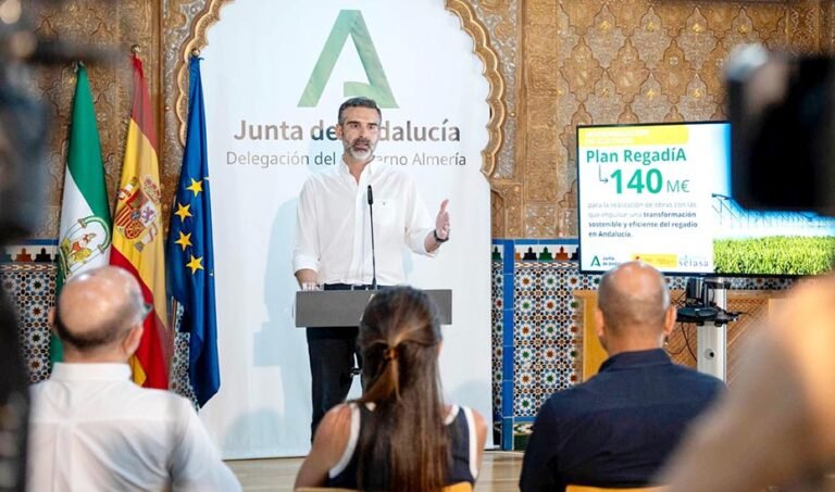 El consejero de Agricultura, Pesca, Agua y Desarrollo Rural, Ramón Fernández-Pacheco, durante la presentación en Almería del nuevo Plan de Modernización del Regadío de Andalucía (Plan RegadíA).