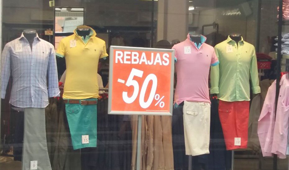 Escaparate de un establecimiento en periodo de rebajas.