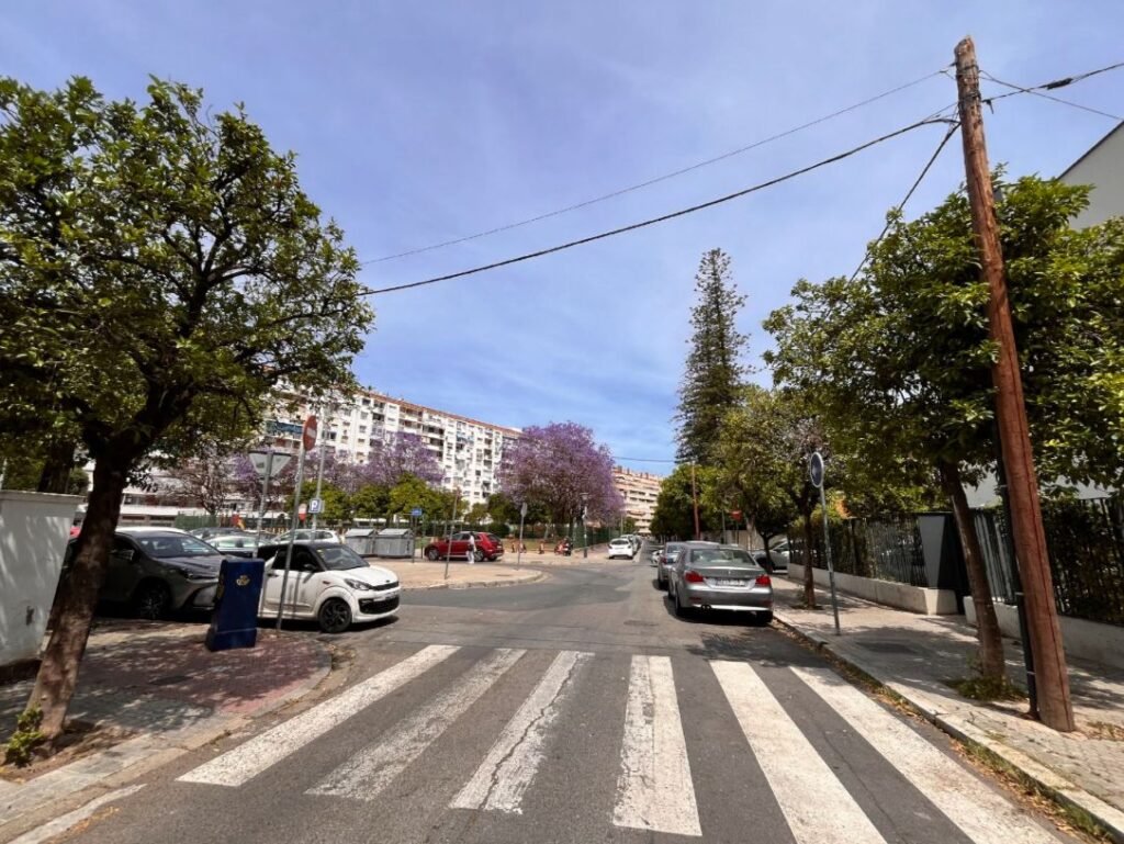 Retirada-de-postes-telefonicos-en-acerados-de-Sevilla-por-incumplir.jpeg