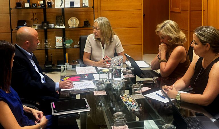 La consejera de Salud y Consumo, Rocío Hernández, en un momento de la reunión sobre el centro de salud de Cazorla.