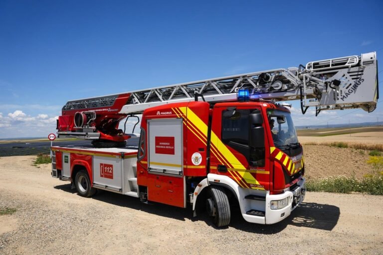 Se-despliegan-seis-grupos-de-bomberos-forestales-para-apagar-incendio.jpg