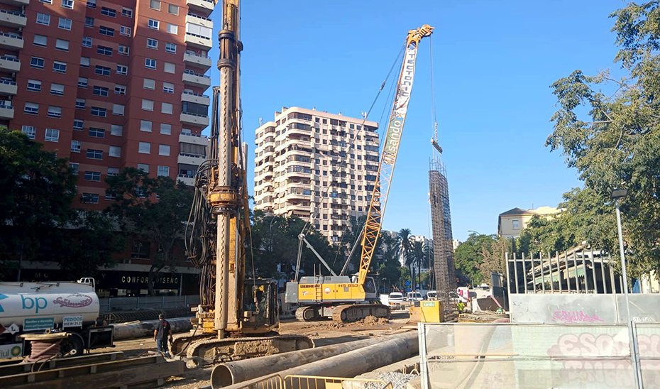 Colocación de pantallas laterales en la prolongación del Metro de Málaga.