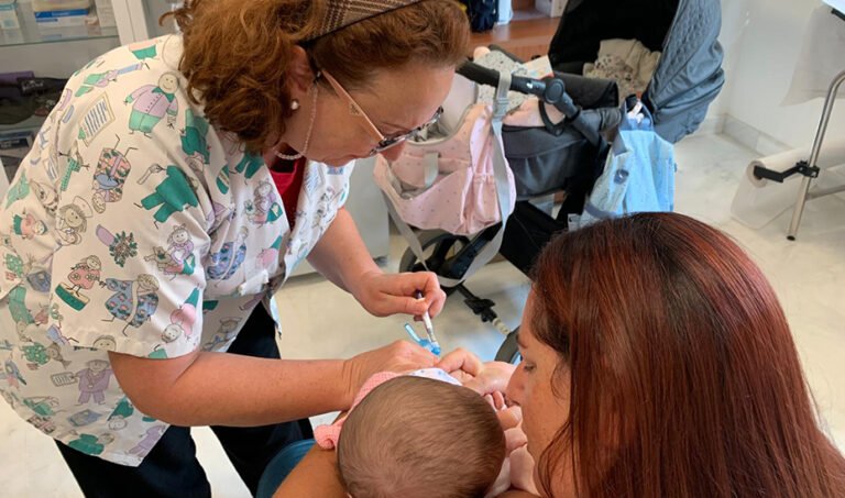 Vacunación a un bebé en el centro de salud de Rincón de la Victoria, en Málaga.