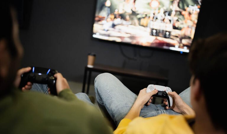 Dos jóvenes practican con los mandos de un videojuego.