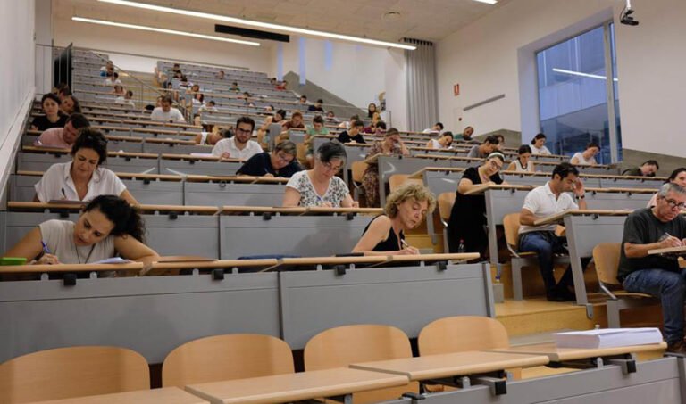 Opositores realizan unas oposiciones para docentes.