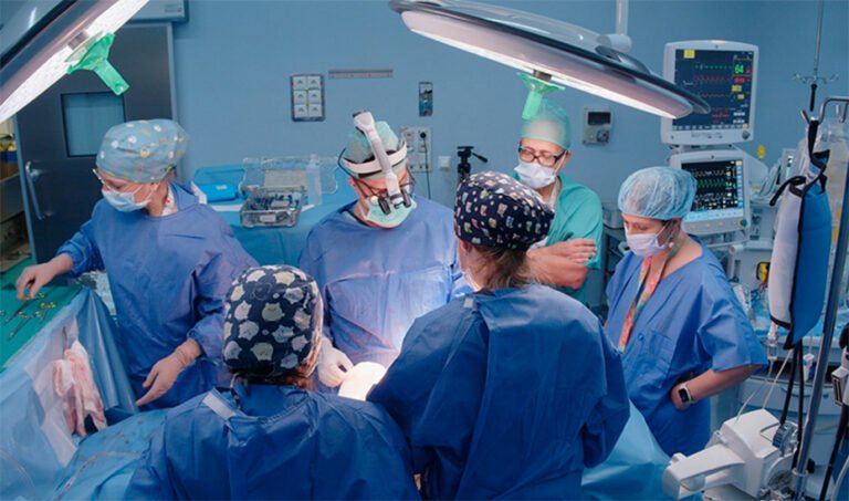 Imagen de la intervención para la implantación de un desfibrilador extravascular por esternotomía media.
