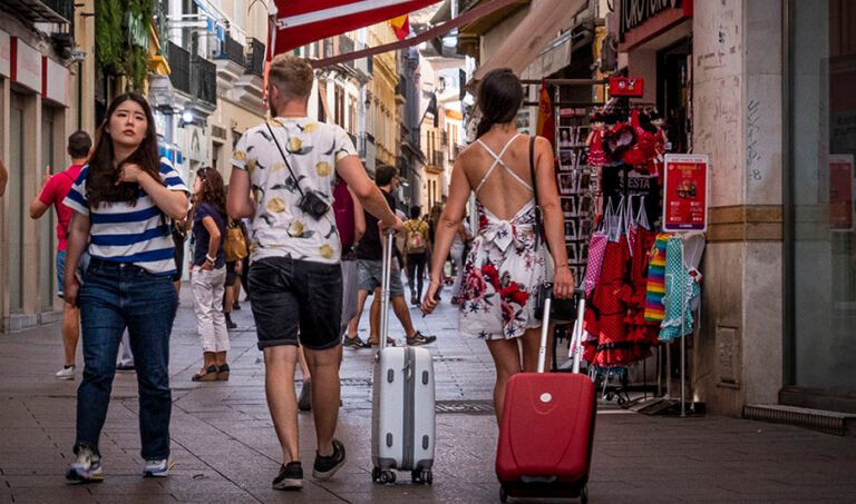 Dos turistas con sus maletas.