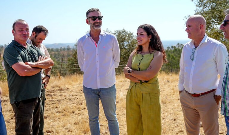 Fernández-Pacheco visita una explotación de ganadería extensiva en El Cerro de Andévalo (Huelva).