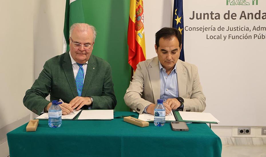 El consejero de Justicia, Administración Local y Función Pública, José Antonio Nieto, firma con el presidente del Consejo Andaluz de Colegios Oficiales de Secretarios, Interventores y Tesoreros de la Administración Local (Cosital), Antonio Aragón Román, un nuevo convenio para impulsar la evolución jurídica del Catálogo Electrónico de Procedimientos de la Administración Local (cep@l).