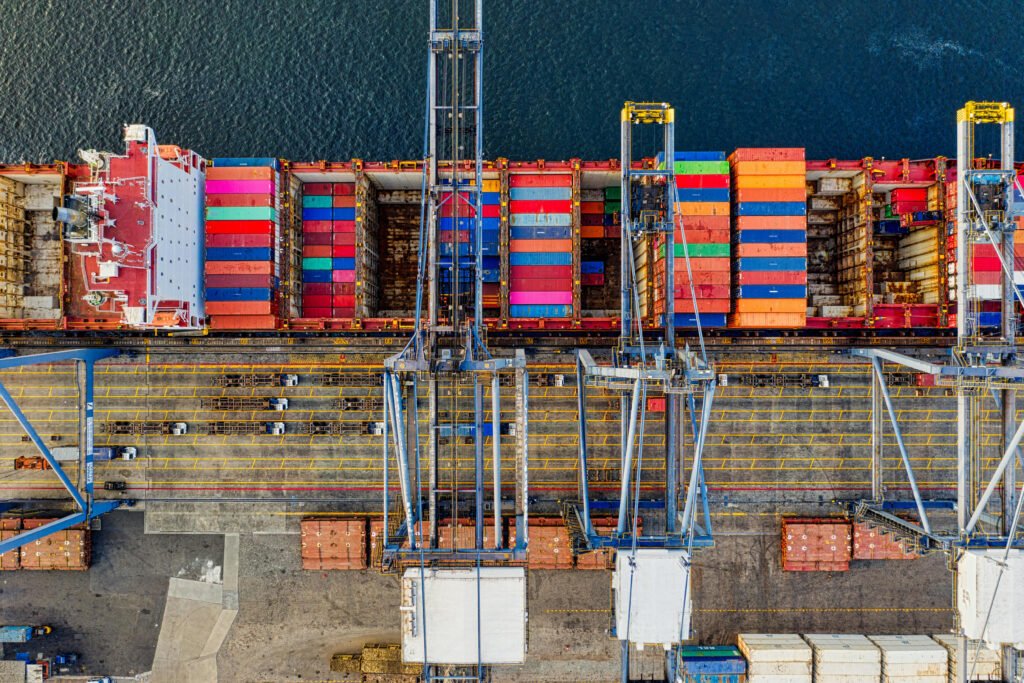 Contenedores de mercancías en una infraestructura portuaria.