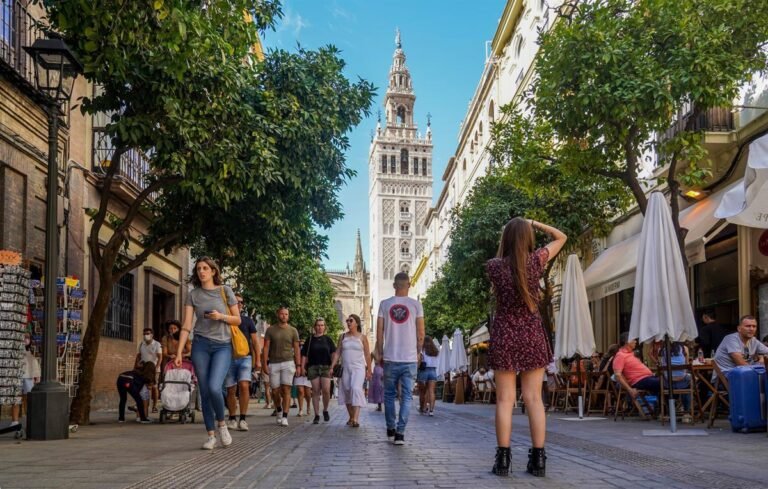 La-poblacion-en-Sevilla-crece-un-054-hasta-julio-con.jpg