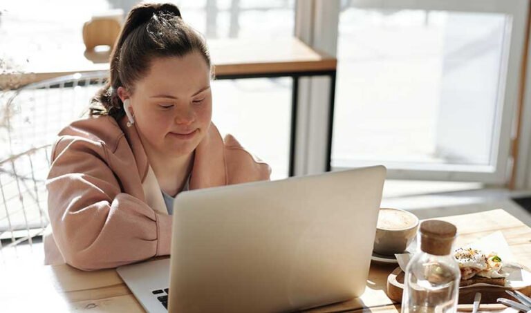 Una mujer trabaja en su oficina.