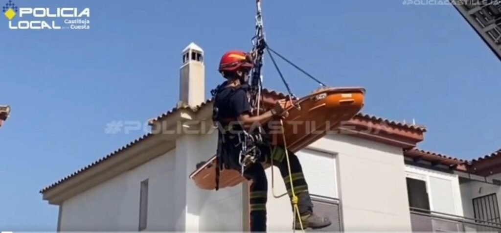 Rescatan-a-trabajador-caido-del-tejado-en-Castilleja-de-la.jpg