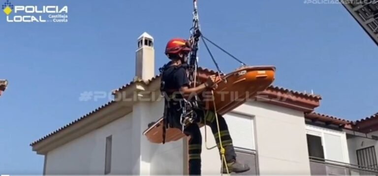 Rescatan-a-trabajador-caido-del-tejado-en-Castilleja-de-la.jpg