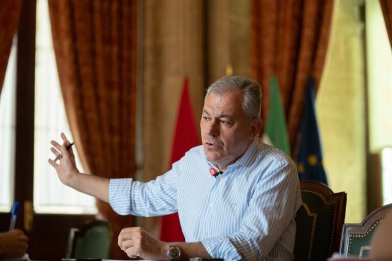 Sanz-asegura-encaje-al-cohete-de-la-Expo-en-la.jpg