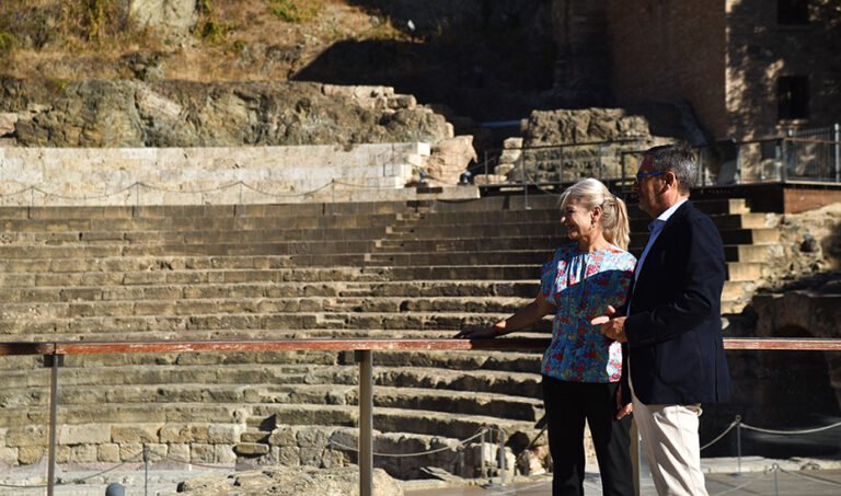 Visita de Patricia del Pozo al Teatro Romano de Málaga.