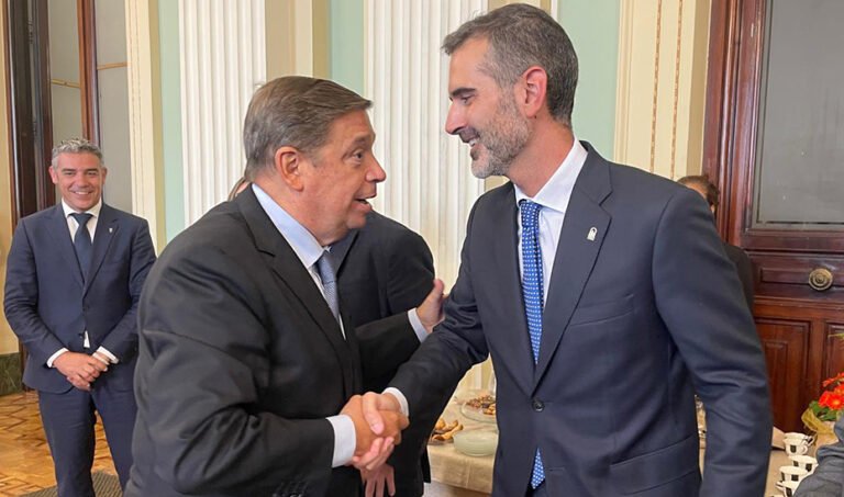 Ramón Fernández-Pacheco y Luis Planas se saludan momentos antes de la celebración de los consejos consultivos de Asuntos Agrícolas y Pesqueros Comunitarios.