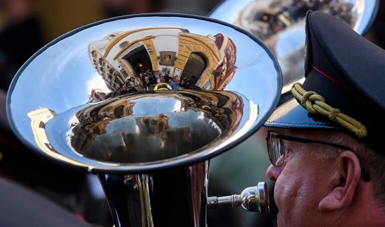 El músico de una banda toca la tuba ante la capilla de Montesión, en Sevilla. (Foto EFE)