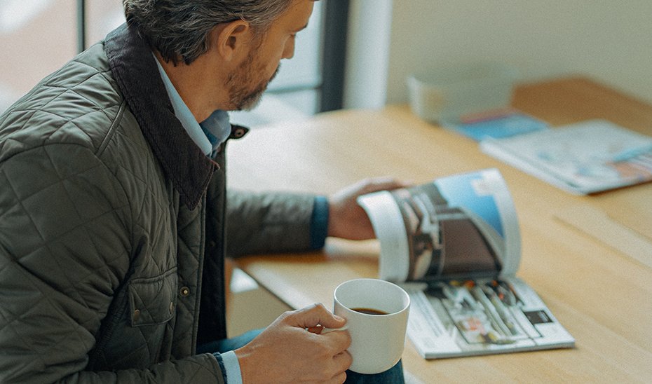 Un hombre consulta un folleto publicitario.
