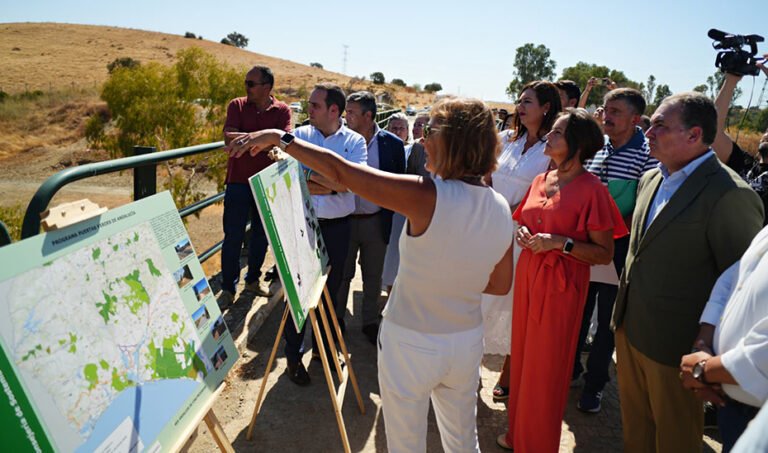 Catalina García, acompañada del resto de autoridades, en el inicio de las obras del u0027Corredor Verde Río Tintou0027, que unirá La Palma del Condado y Niebla.