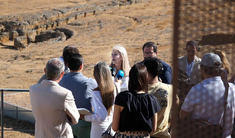 Un momento de la visita de Patricia del Pozo a los trabajos del nuevo vallado del anfiteatro del Conjunto Arqueológico de Carmona.