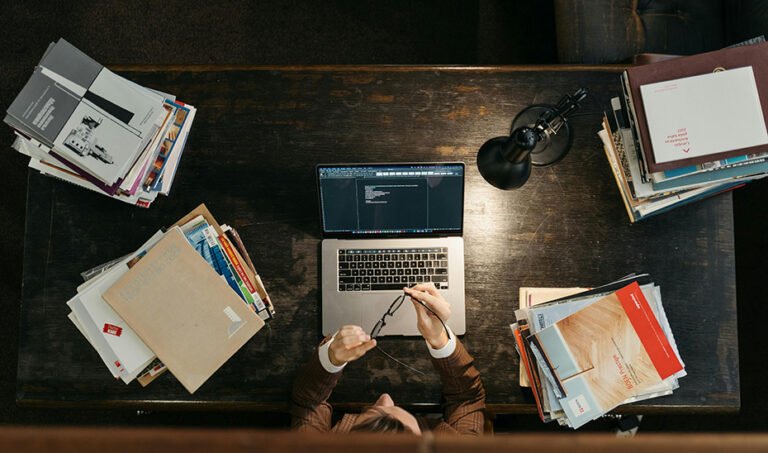 Un estudiante, en su mesa de trabajo.