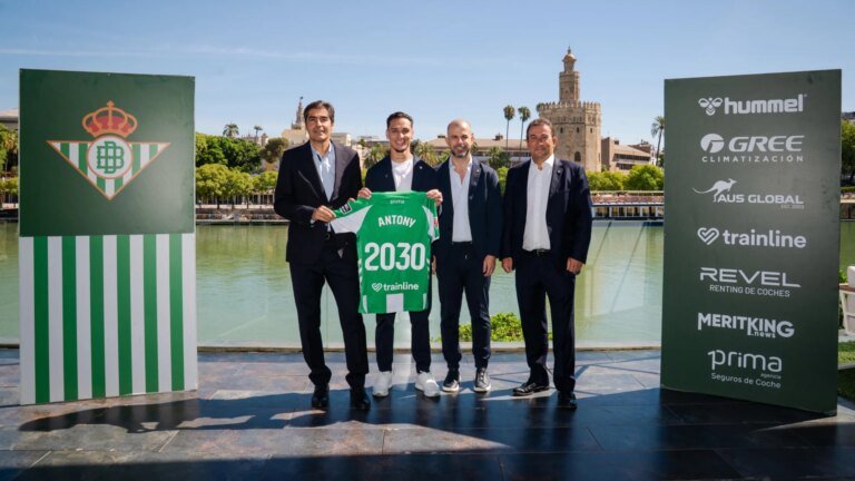 El-Real-Betis-presenta-a-Antony-en-Triana-ante-su.jpg