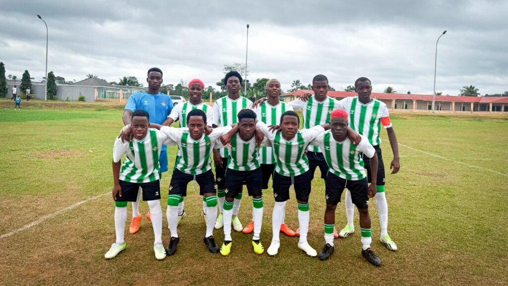 El-equipo-de-la-Fundacion-Real-Betis-Balompie-en-Guinea.jpg