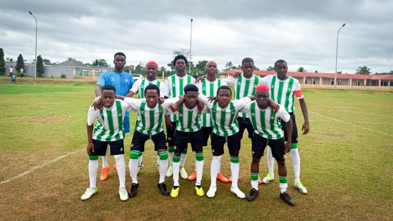 El-equipo-de-la-Fundacion-Real-Betis-Balompie-en-Guinea.jpg