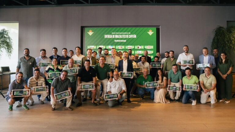 Entrega-de-brazaletes-de-capitan-del-Real-Betis-202425-homenajes.jpg