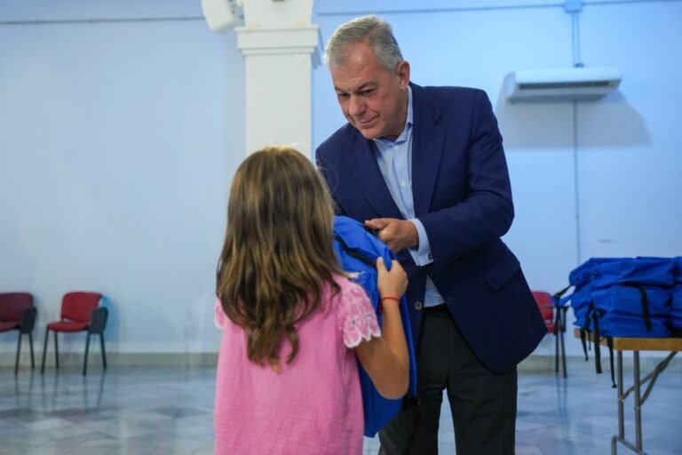 Entrega-de-mochilas-del-programa-Equipate-en-Sevilla-para-el.jpeg