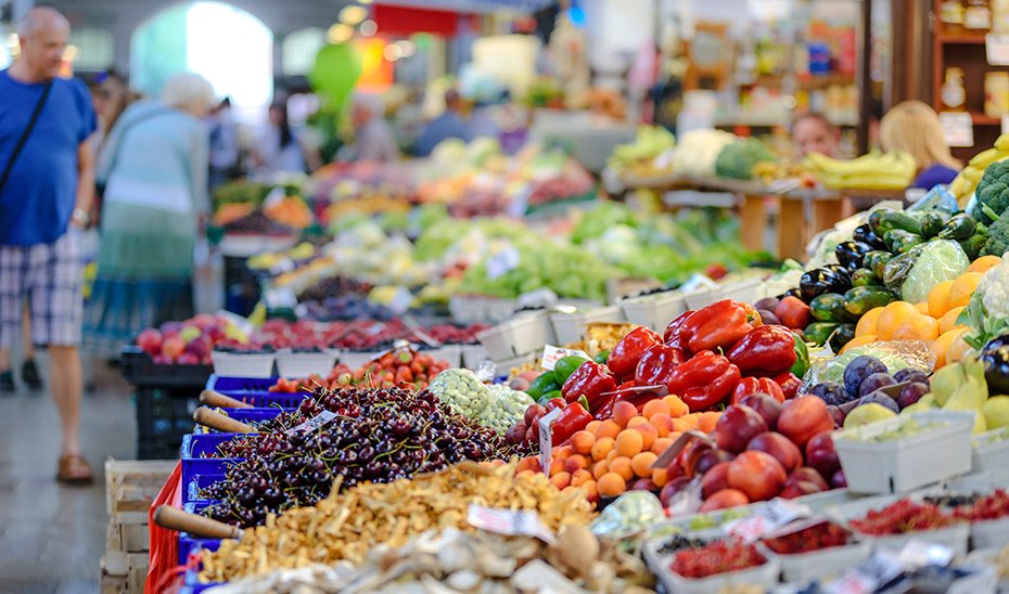 Puestos de venta de fruta fresca en un mercado.
