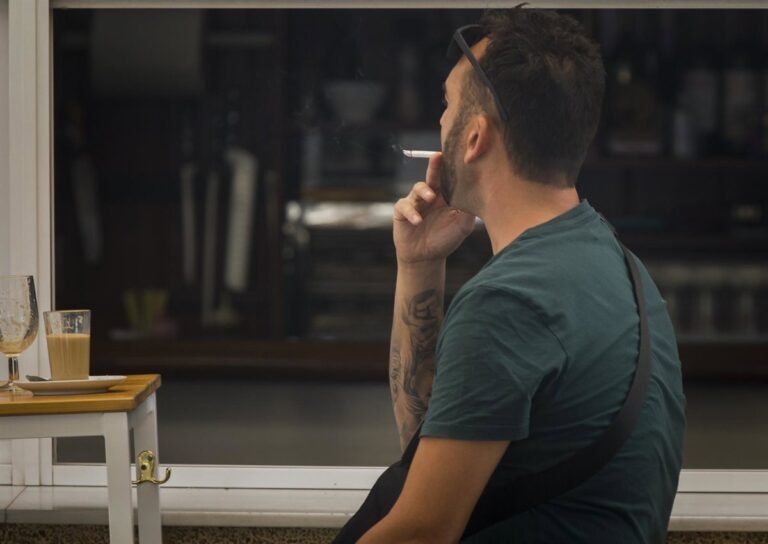 Hosteleros-de-Sevilla-preocupados-por-la-prohibicion-de-fumar-en.jpg