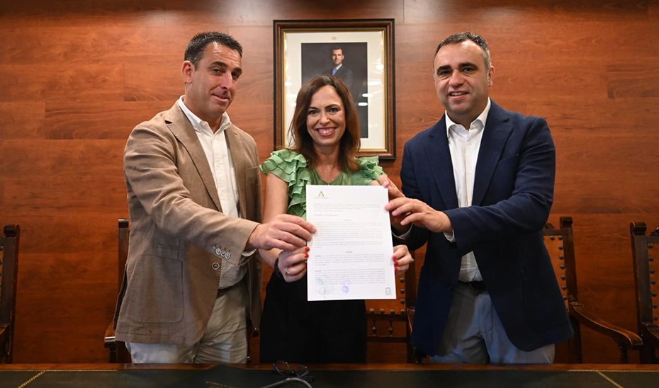 Firma del acuerdo entre la consejera de Fomento, Rocío Díaz, y el alcalde de Alhendín, Jorge Sánchez, en presencia del presidente de la Diputación de Granada, Francisco Rodríguez, a mediados del pasado mes de Junio (Archivo).