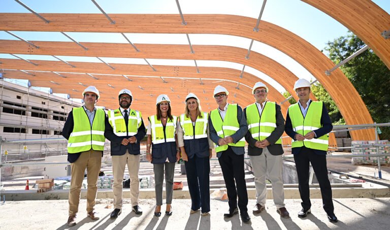 La consejera de Fomento, Rocío Díaz, junto al resto de autoridades, durante su visita a las obras de la piscina universitaria de Fuentenueva.
