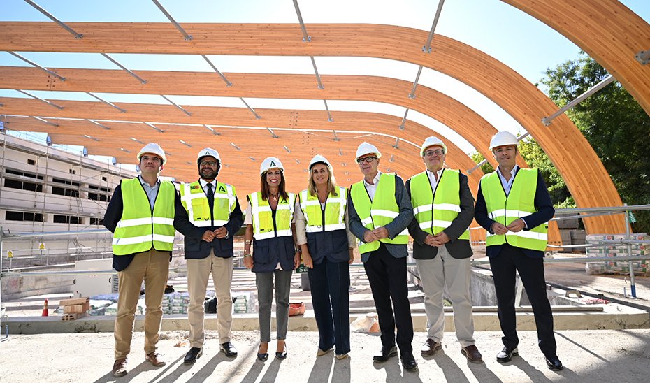 La consejera de Fomento, Rocío Díaz, junto al resto de autoridades, durante su visita a las obras de la piscina universitaria de Fuentenueva.