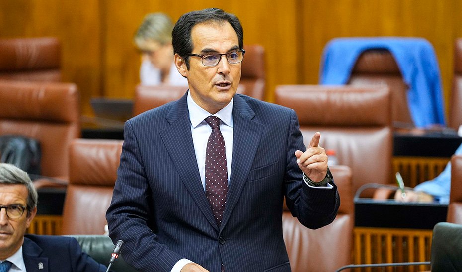 El consejero de Justicia, José Antonio Nieto, interviene en el Parlamento durante la sesión plenaria.