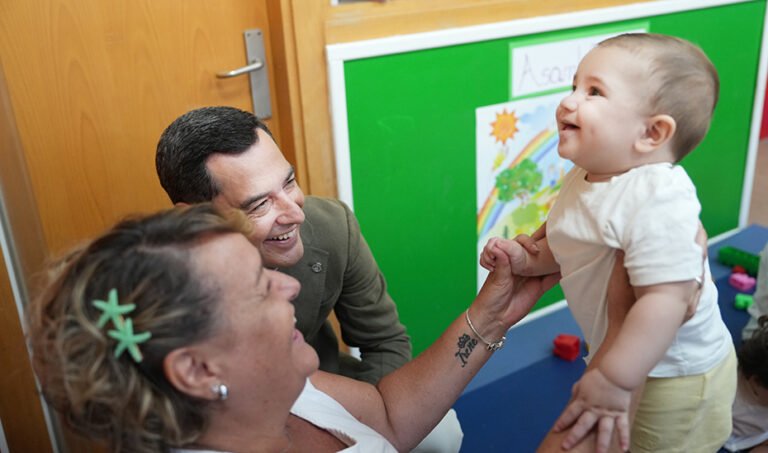 Moreno-destaca-que-el-70-de-las-familias-andaluzas-con.jpg